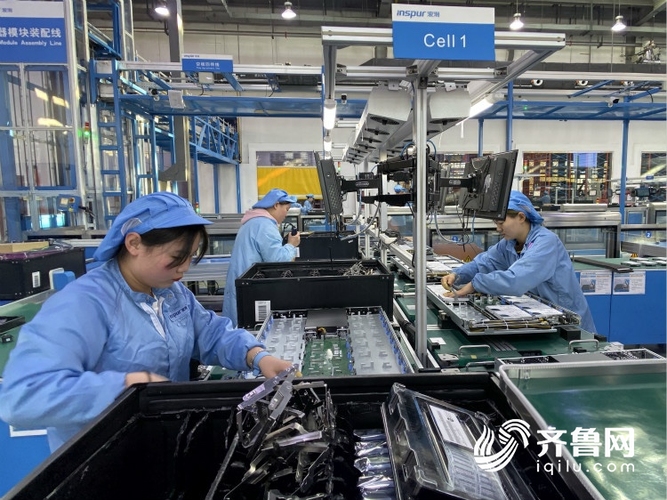 浪潮智能工厂是服务器领域第一条信息化高端装备智能制造产线,实现了"